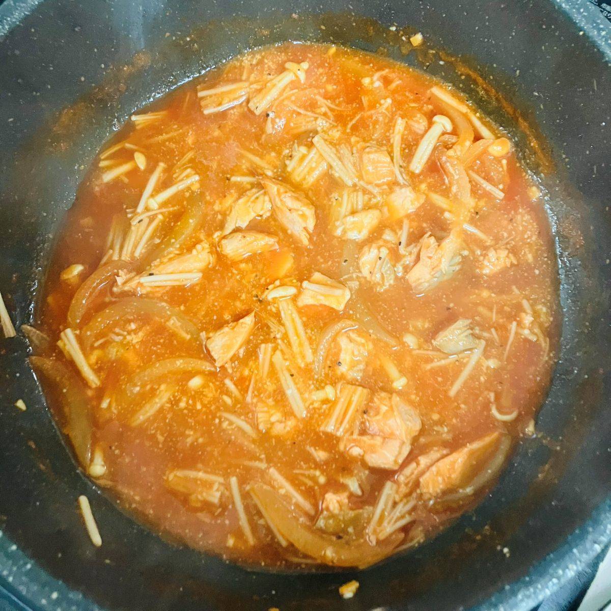 マ・マー公式の「余った魚で作れる！鮭のトマト煮込みパスタ」のレシピ