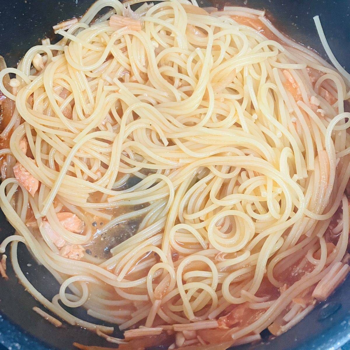 マ・マー公式の「余った魚で作れる！鮭のトマト煮込みパスタ」のレシピ