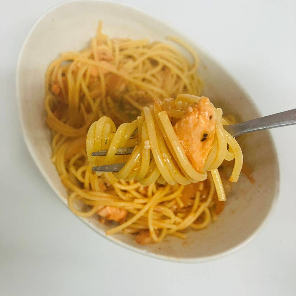 マ・マー公式の「余った魚で作れる！鮭のトマト煮込みパスタ」のレシピ