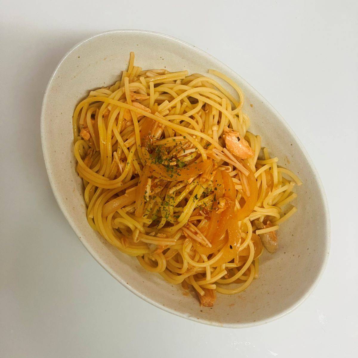 マ・マー公式の「余った魚で作れる！鮭のトマト煮込みパスタ」のレシピ