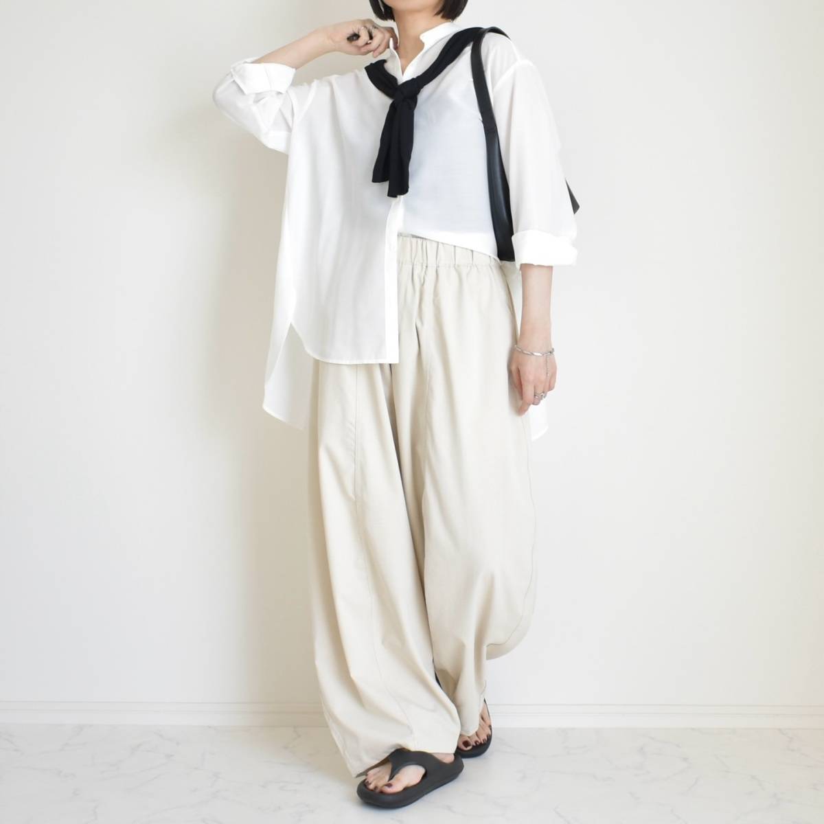 ホワイトコーデ×黒カーディガン肩掛け