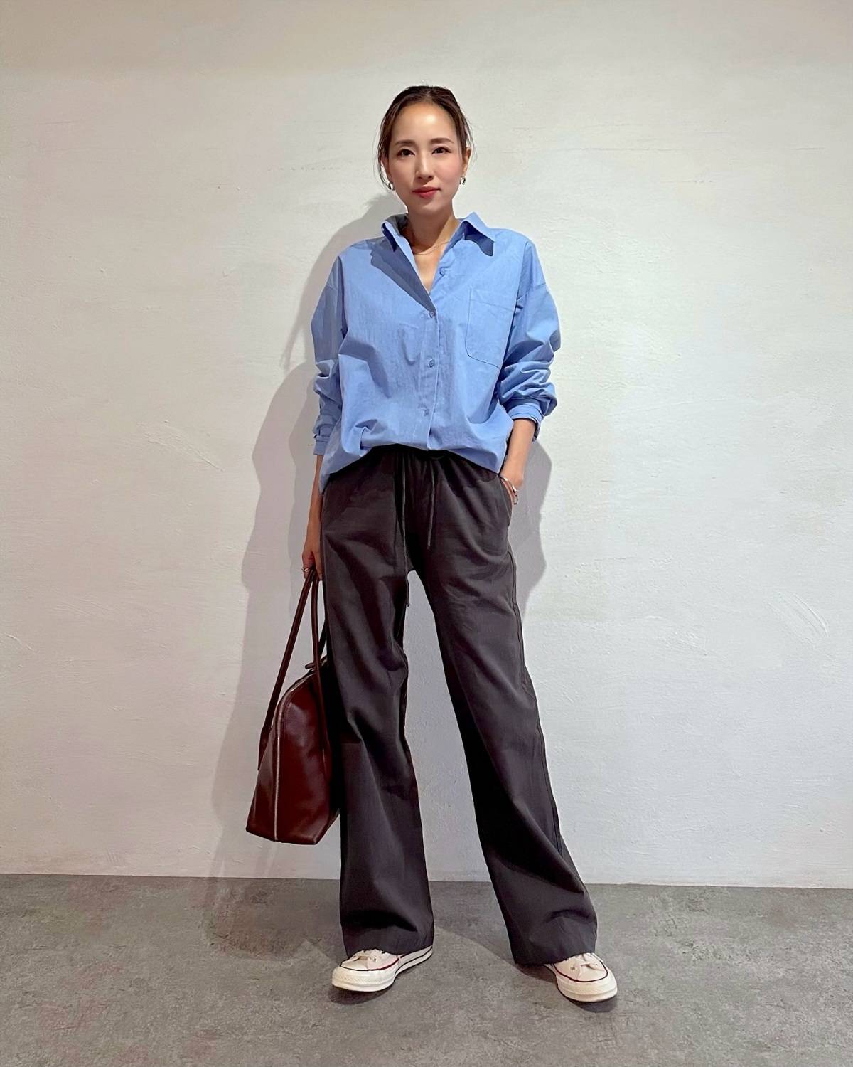 シャツはボタンを少し開けると◎