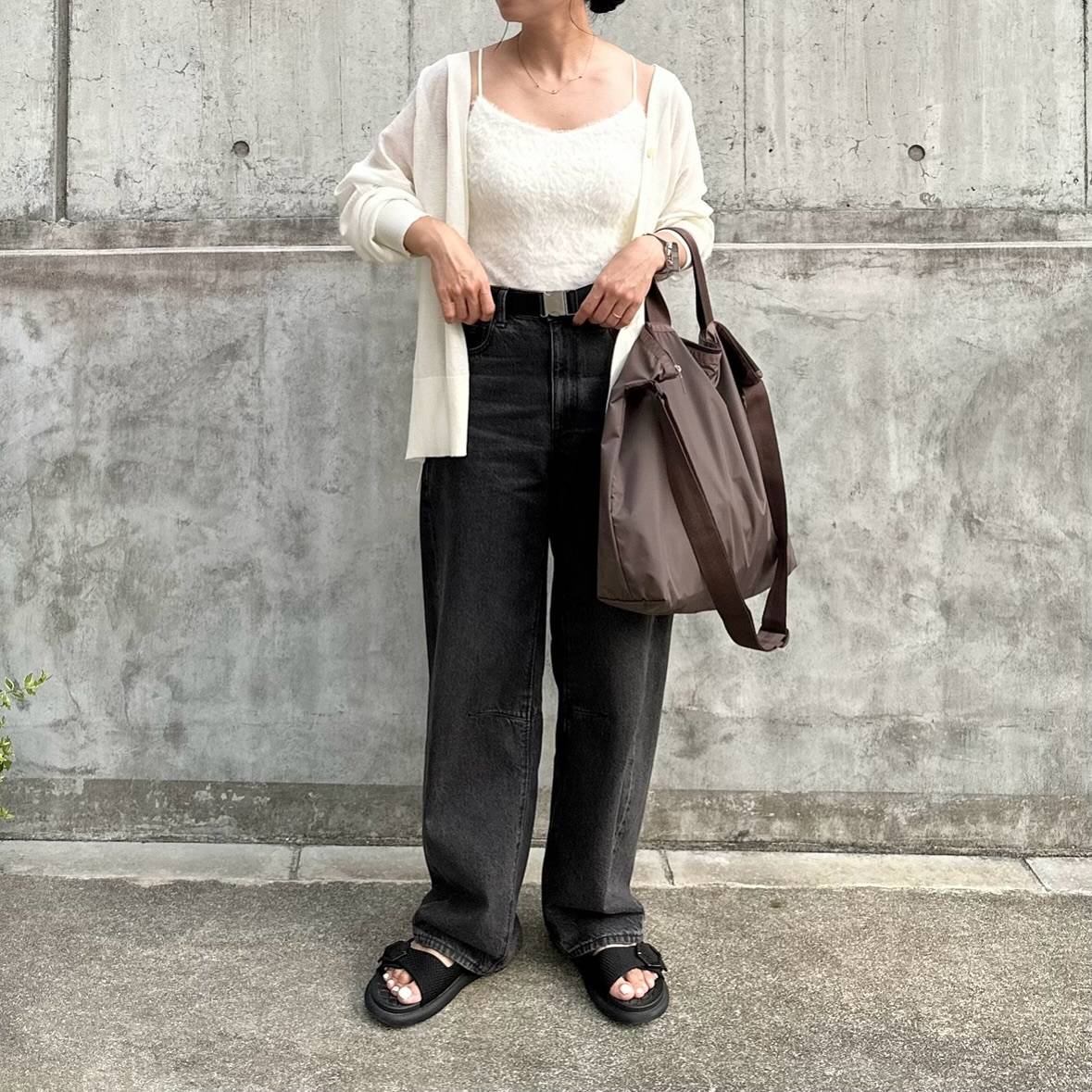 キャミソールを着てデコルテを見せる！