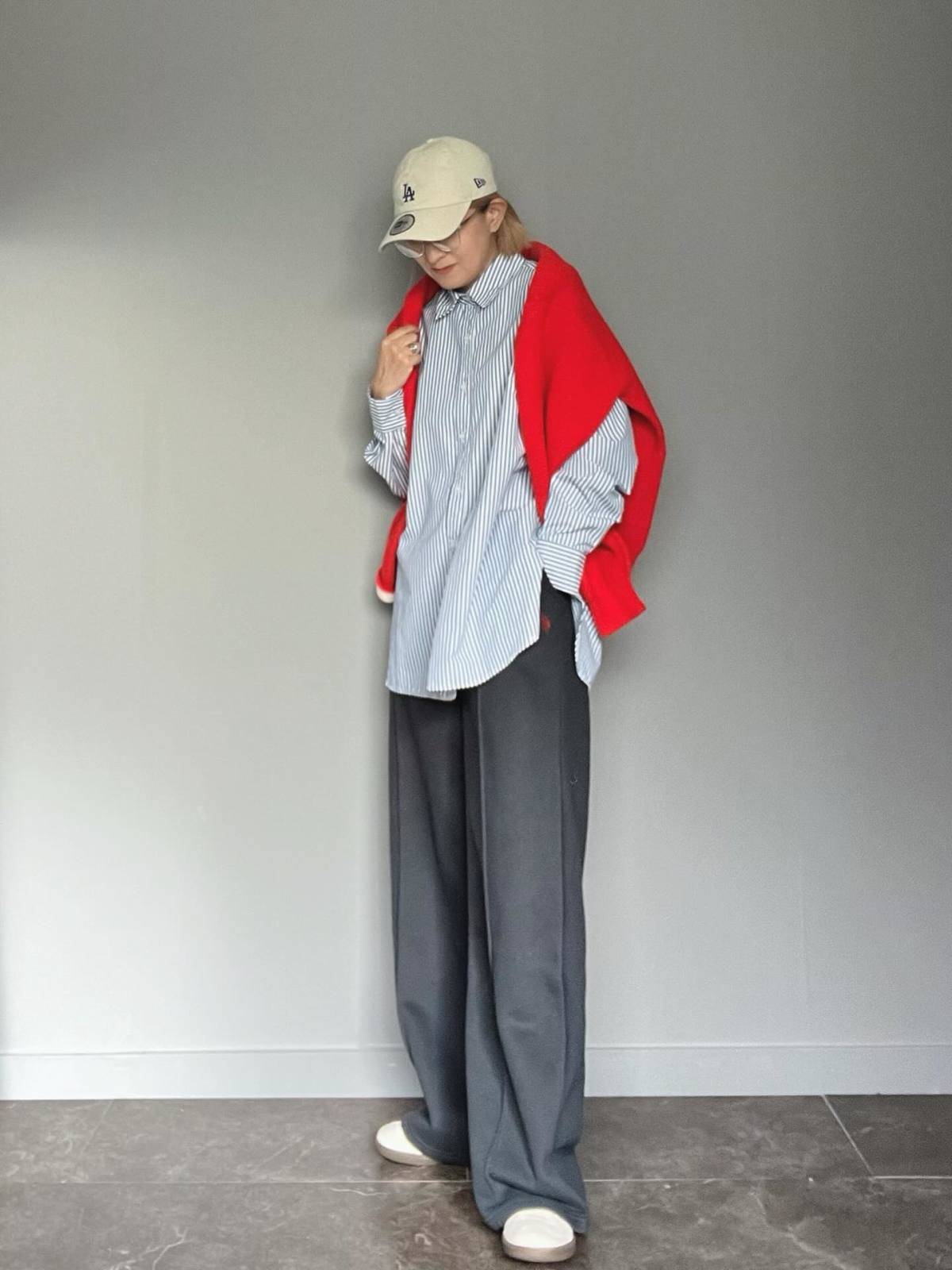 ストライプ柄のシャツ×赤カーディガン