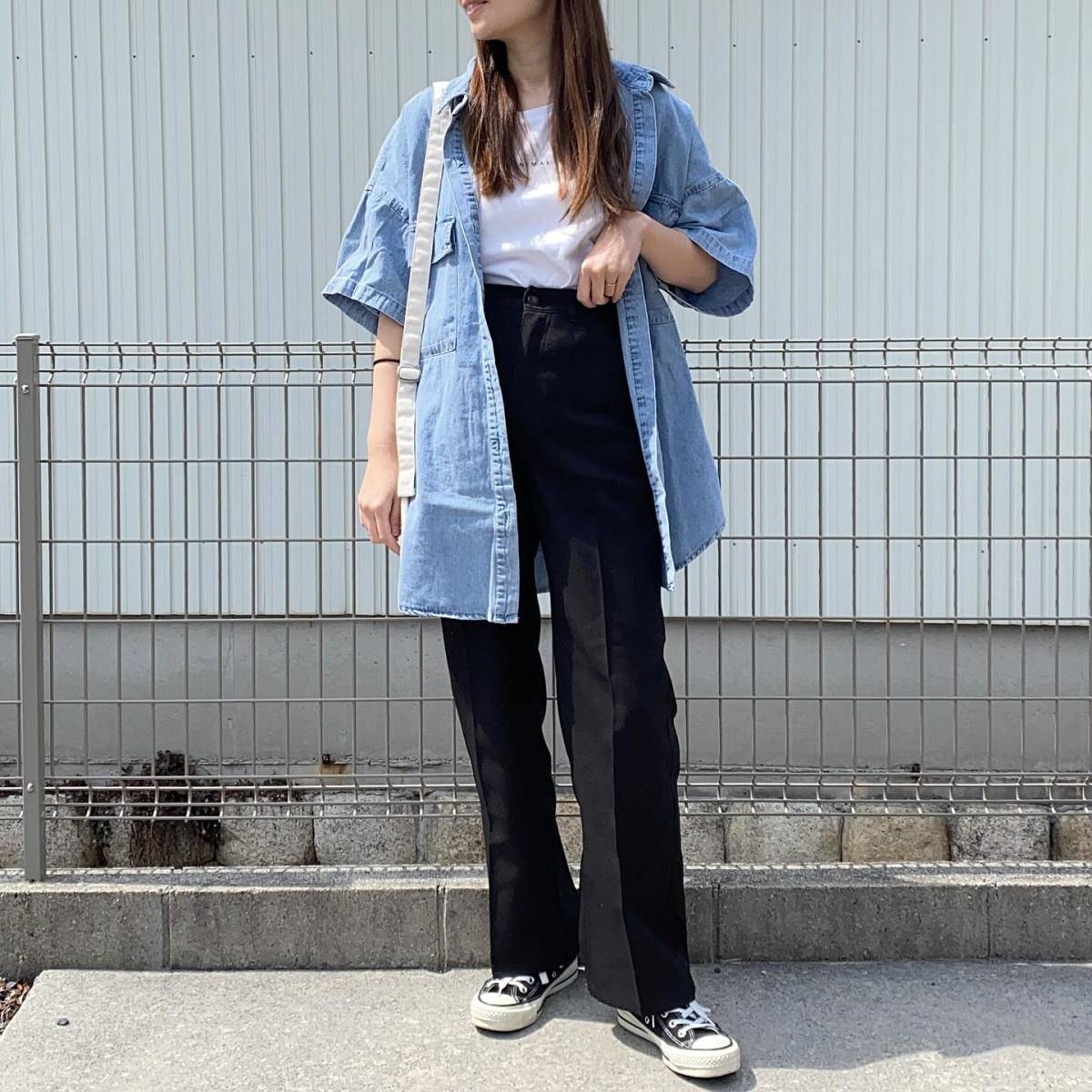 オーバーサイズのデニムシャツを羽織る♪