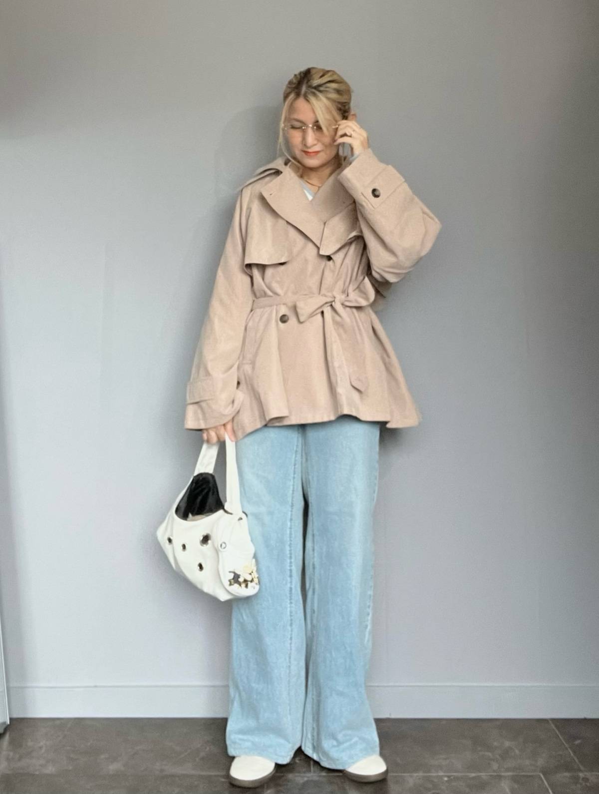 ショート丈のトレンチコート×デニムパンツ