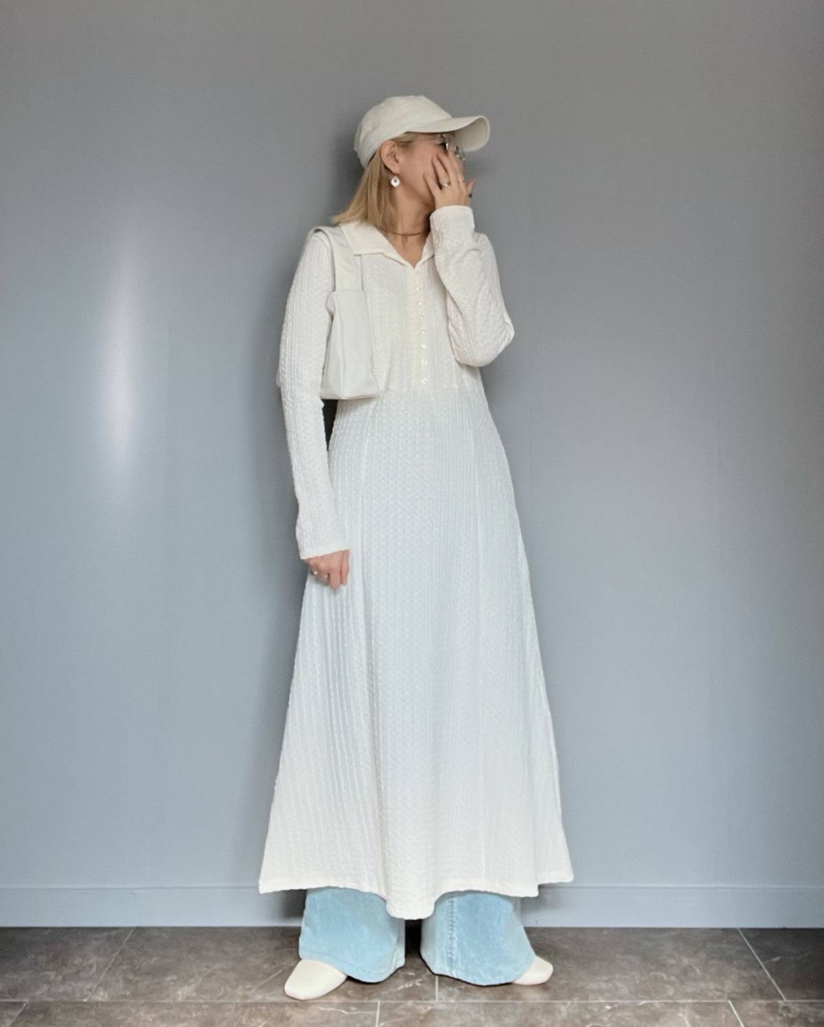 レースワンピース×デニムパンツ