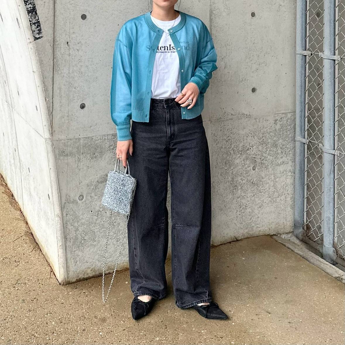 ロゴTシャツ×カラーカーディガン