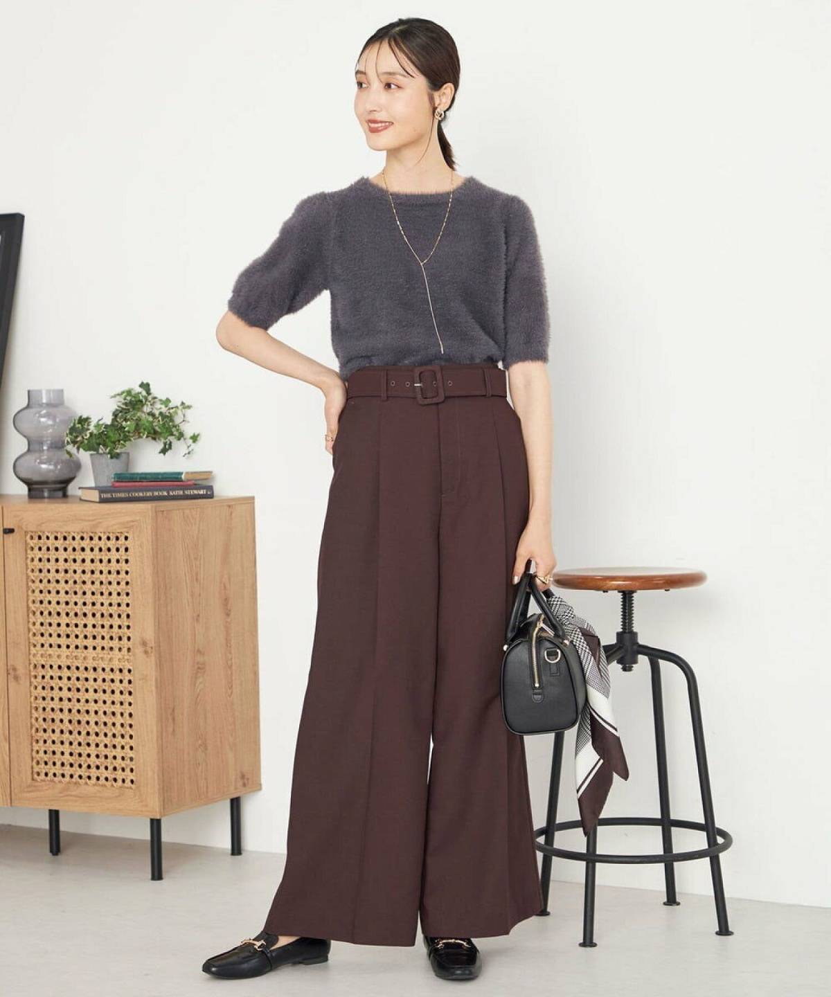 スカーフを使った秋コーデ ニット×ワイドパンツ