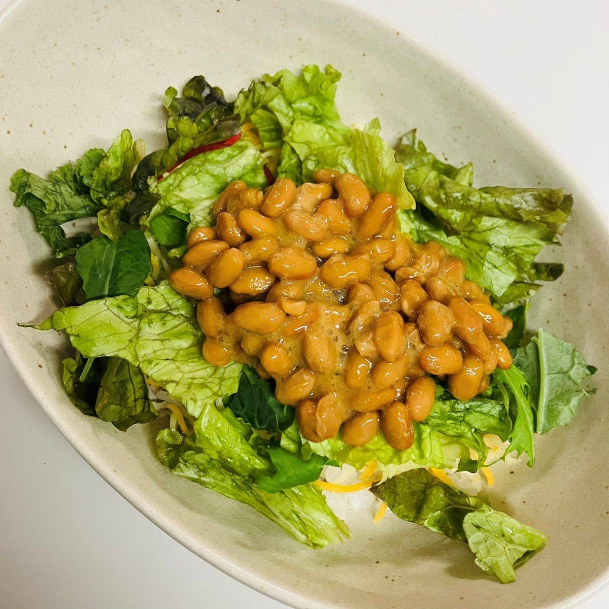 タカノフーズ公式の「納豆タコライス風どんぶり」のレシピ