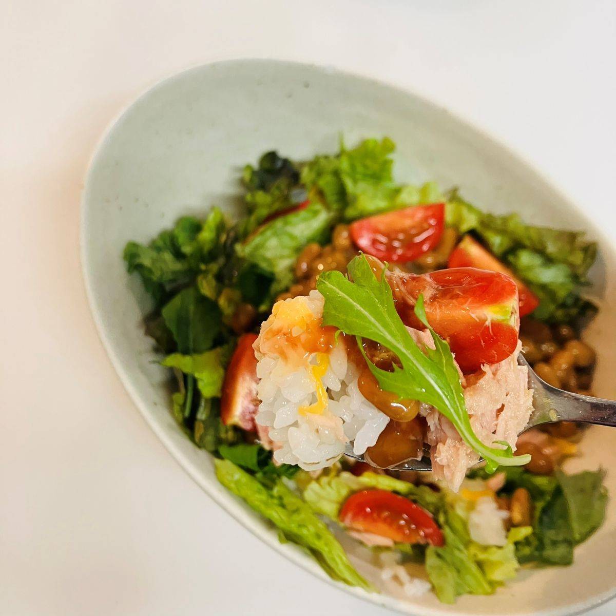 タカノフーズ公式の「納豆タコライス風どんぶり」のレシピ