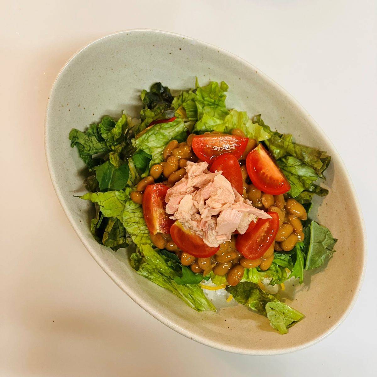 タカノフーズ公式の「納豆タコライス風どんぶり」のレシピ