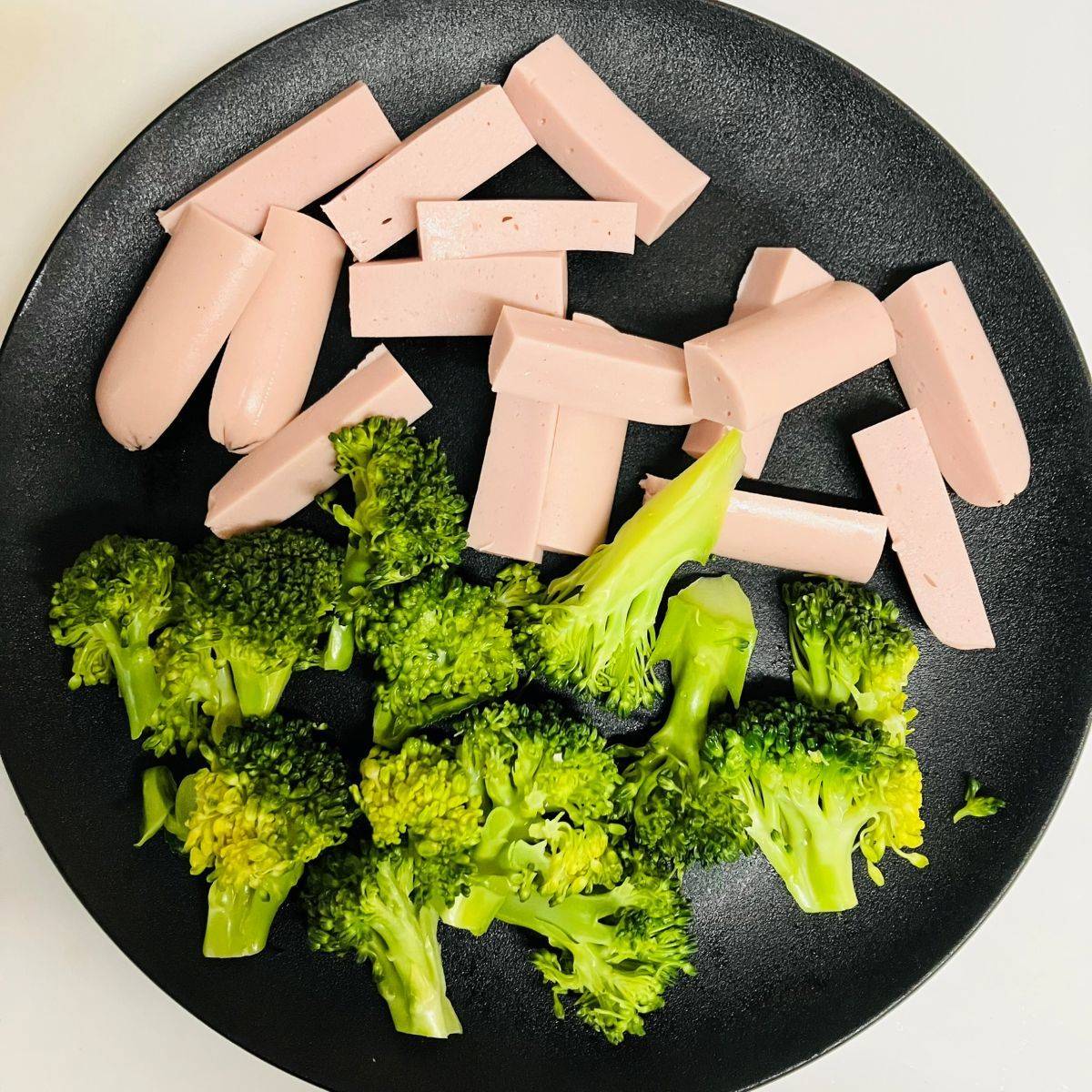 ニッスイ公式の「おさかなのソーセージとじゃがいものカレー炒め」のレシピ