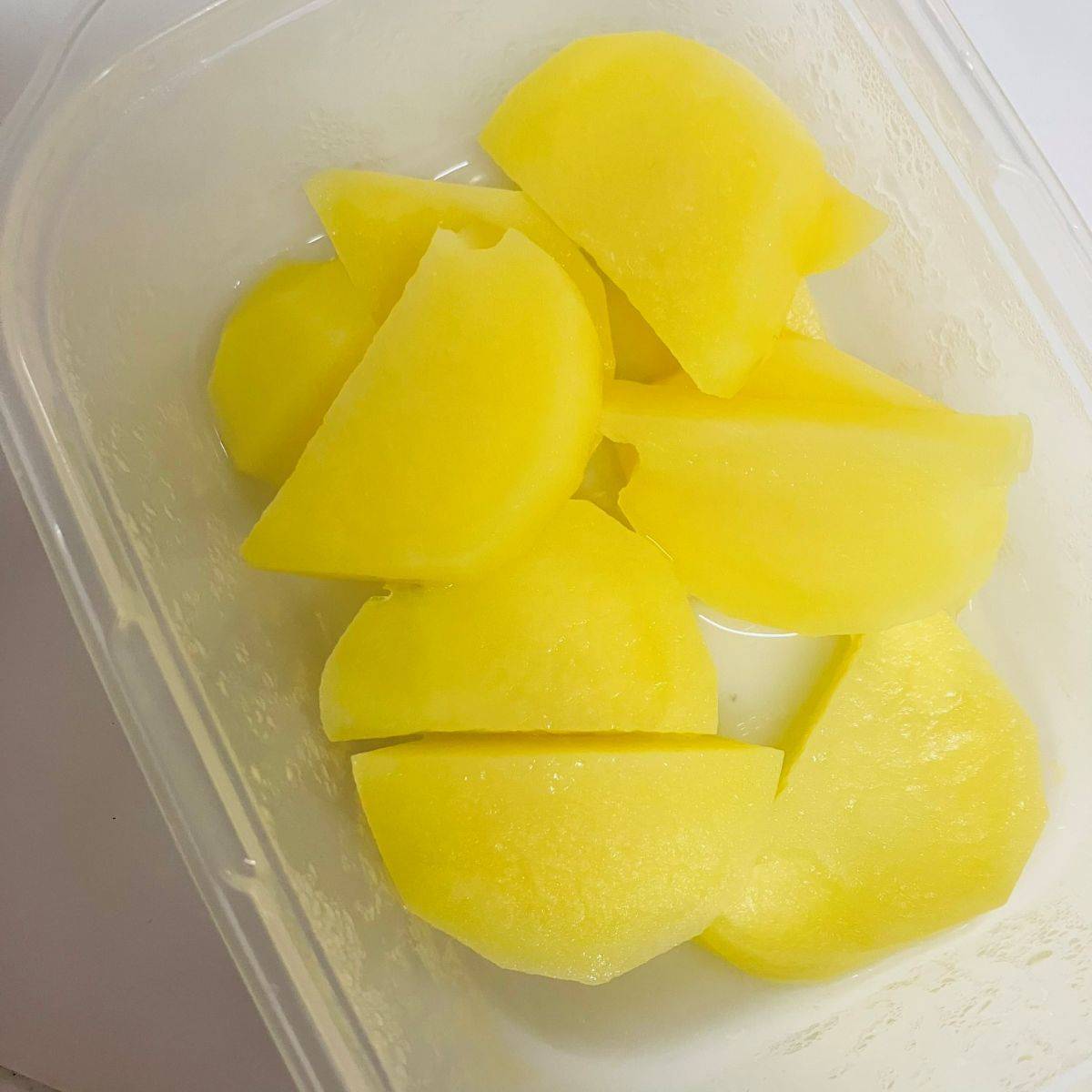 ニッスイ公式の「おさかなのソーセージとじゃがいものカレー炒め」のレシピ