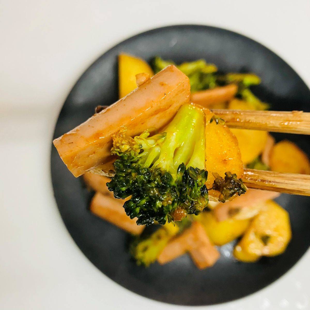 ニッスイ公式の「おさかなのソーセージとじゃがいものカレー炒め」のレシピ