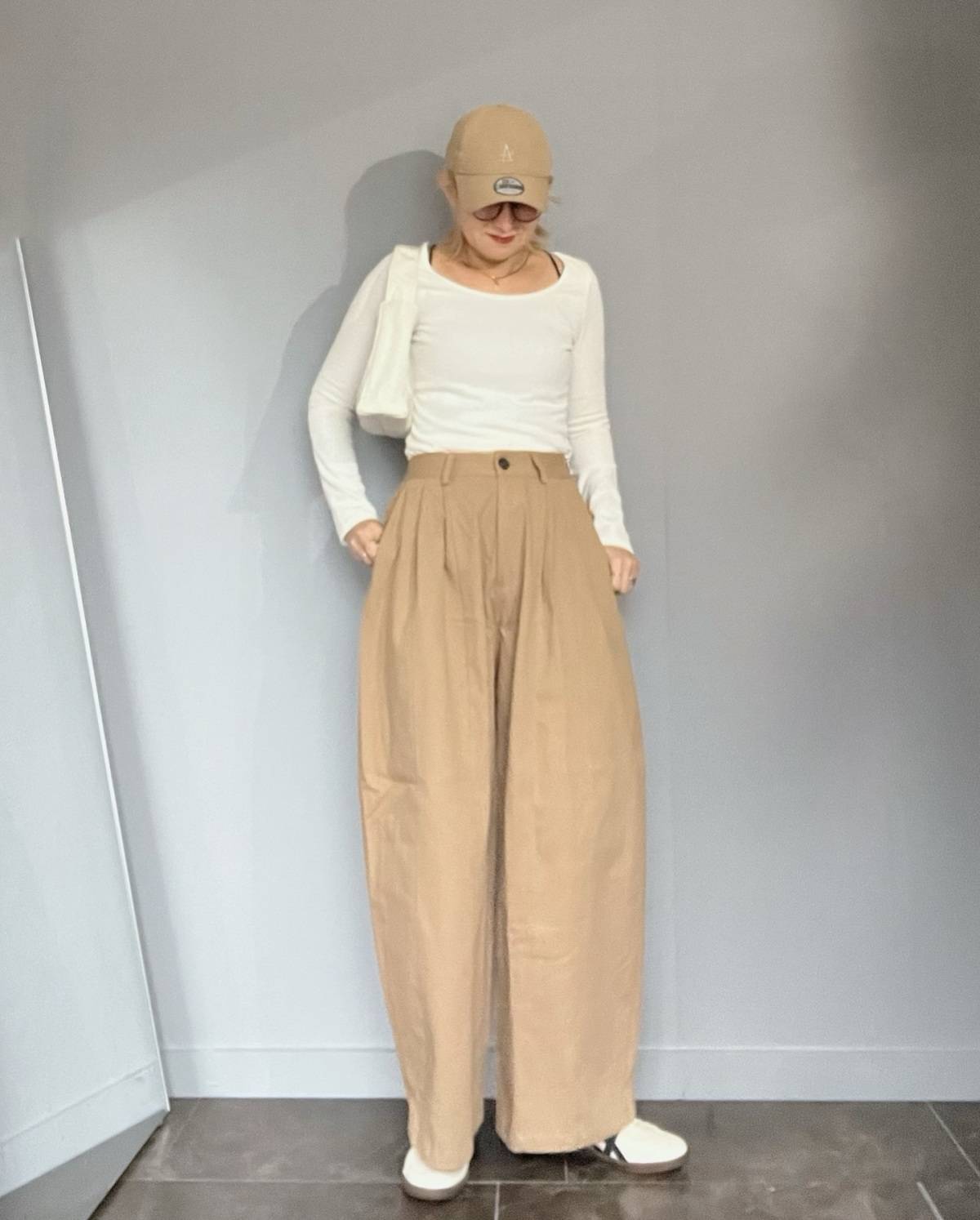 白×ベージュの淡色コーデ