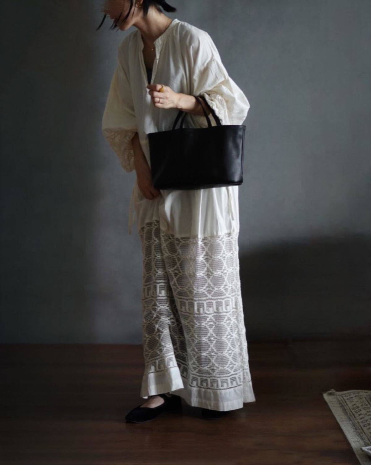 白ワンピース×黒小物