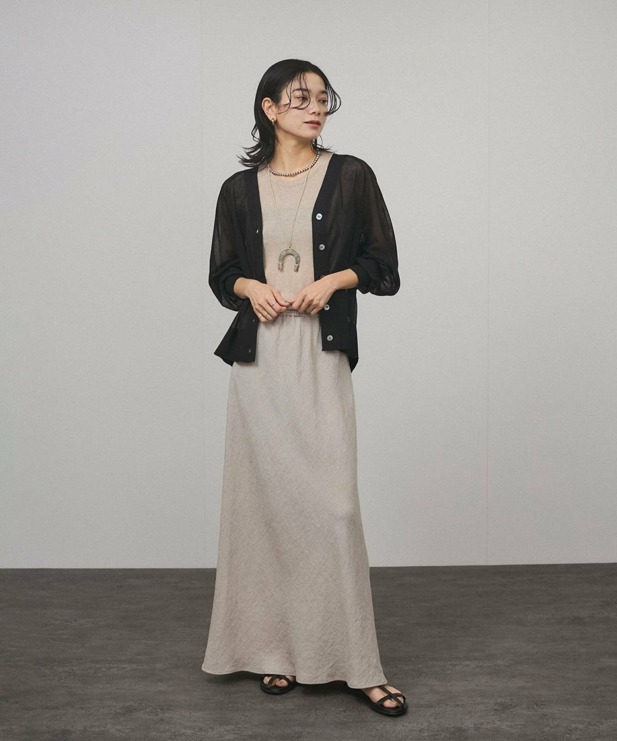 【40代の黒カーディガン】おすすめ夏コーデ サテンスカート