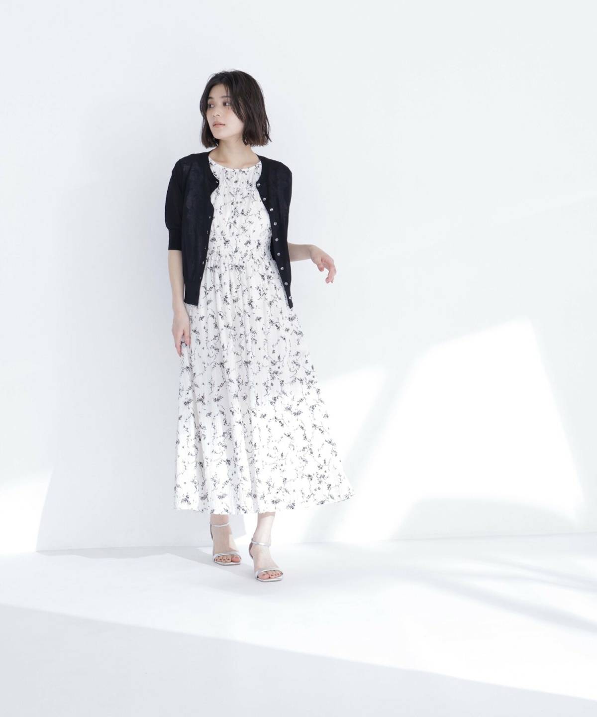 【40代の黒カーディガン】おすすめ夏コーデ 花柄ワンピース