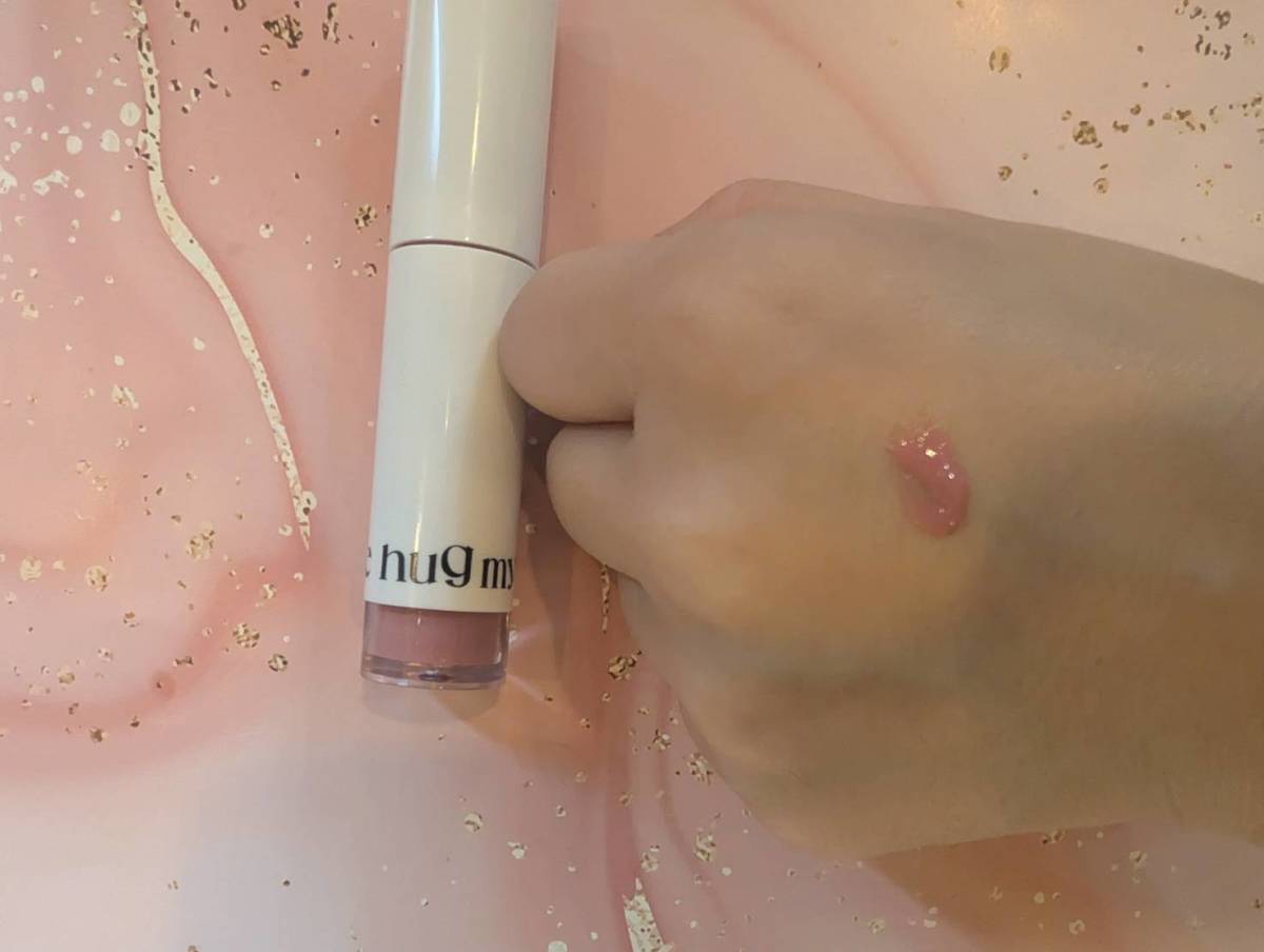 up2me hug my Lip color Lock plumper