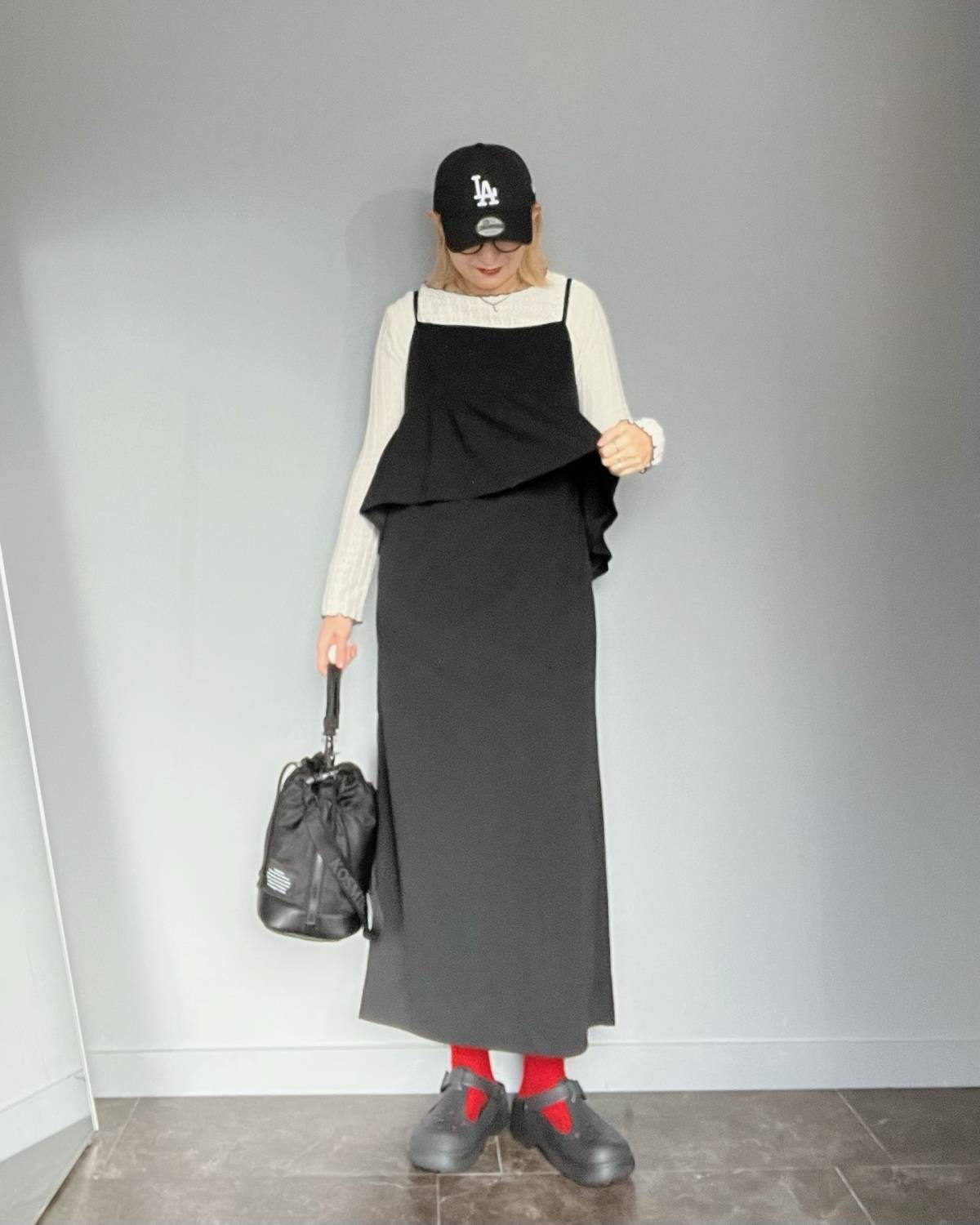 モノトーンコーデ×カラーソックス