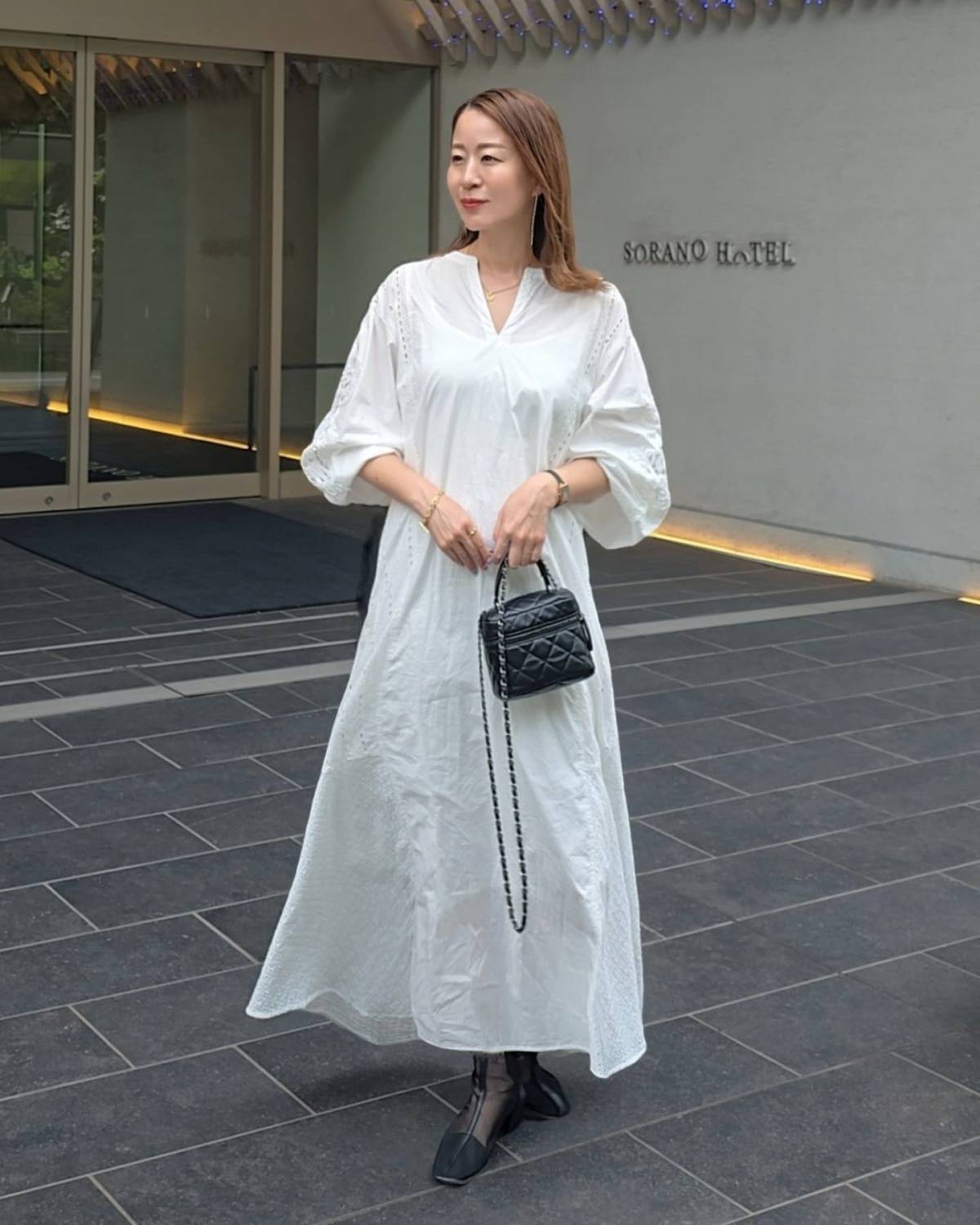 白ワンピース×黒小物