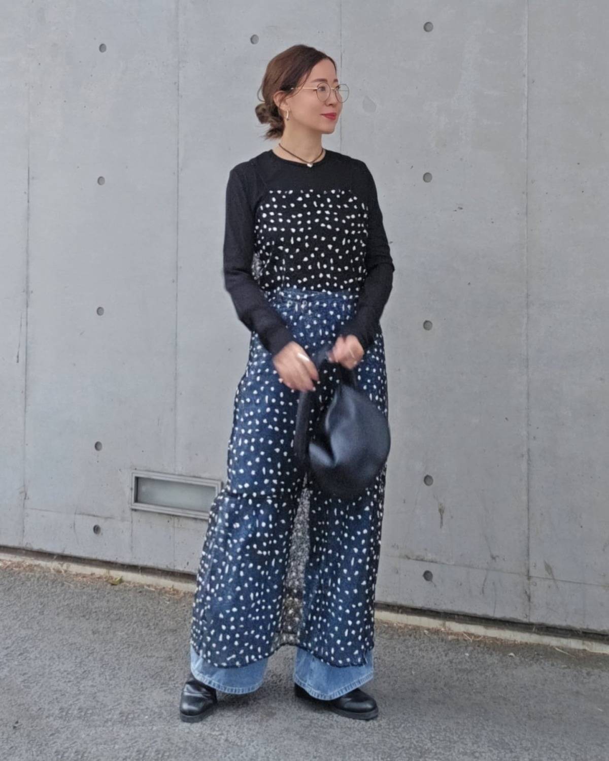 シアーワンピース×デニムパンツの重ね着が◎