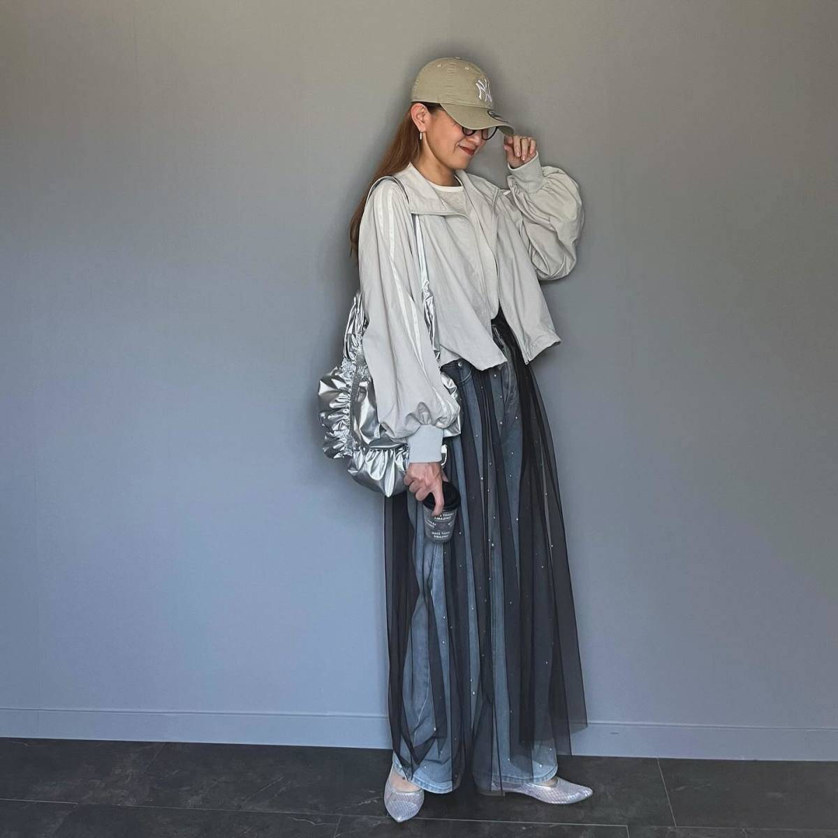 チュールスカート×デニムパンツの重ね着が◎