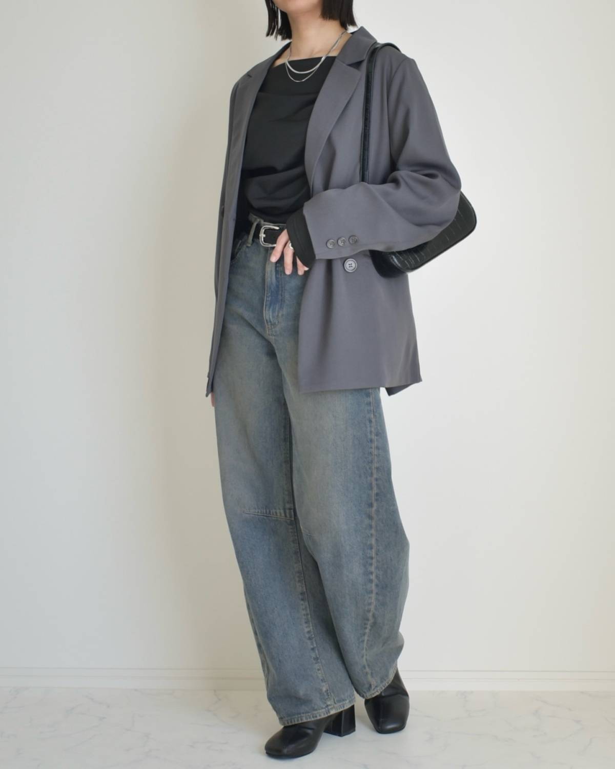ジャケットを羽織ってIラインシルエットを強調する！