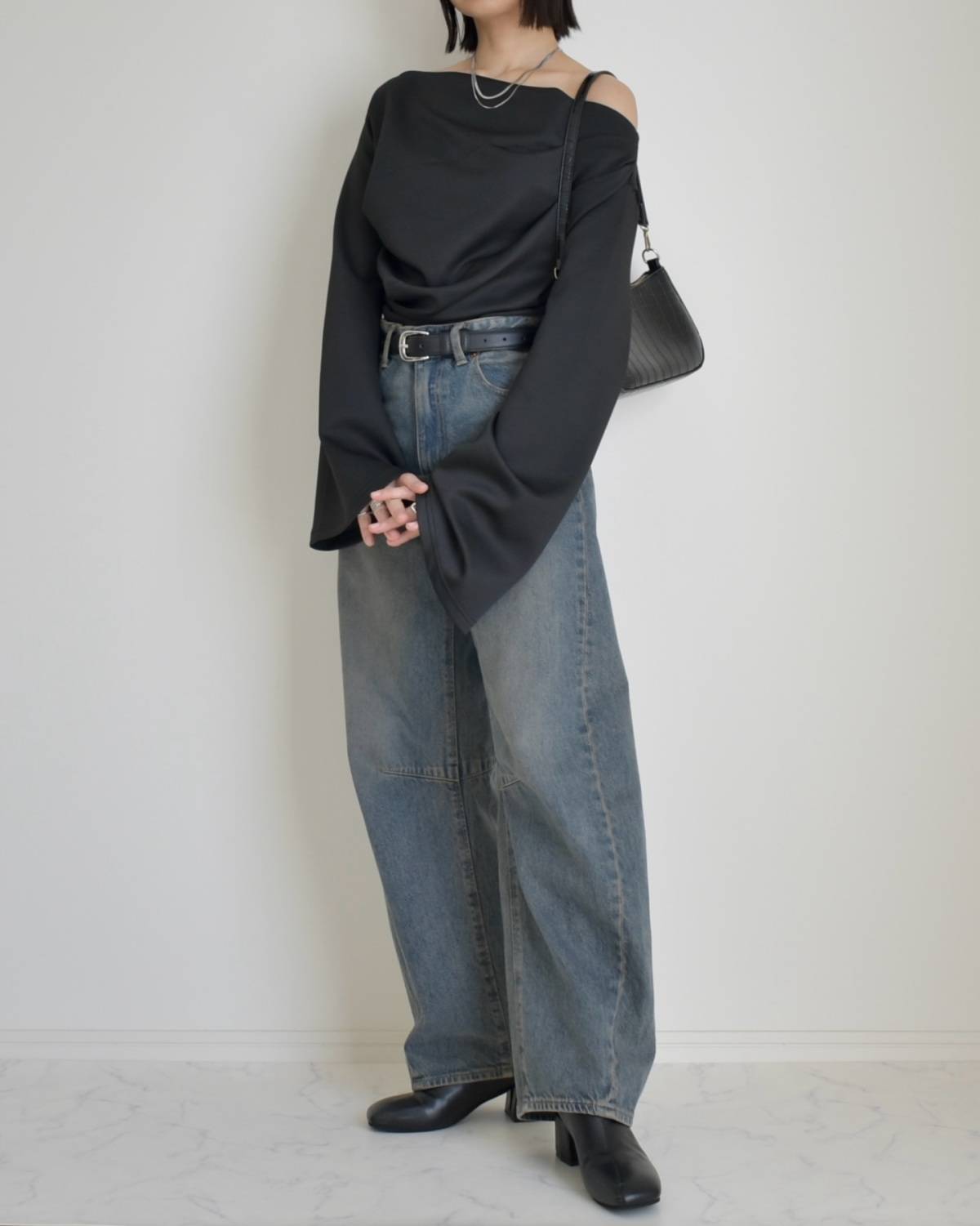 ワンショルトップスで程よく肌見せする！