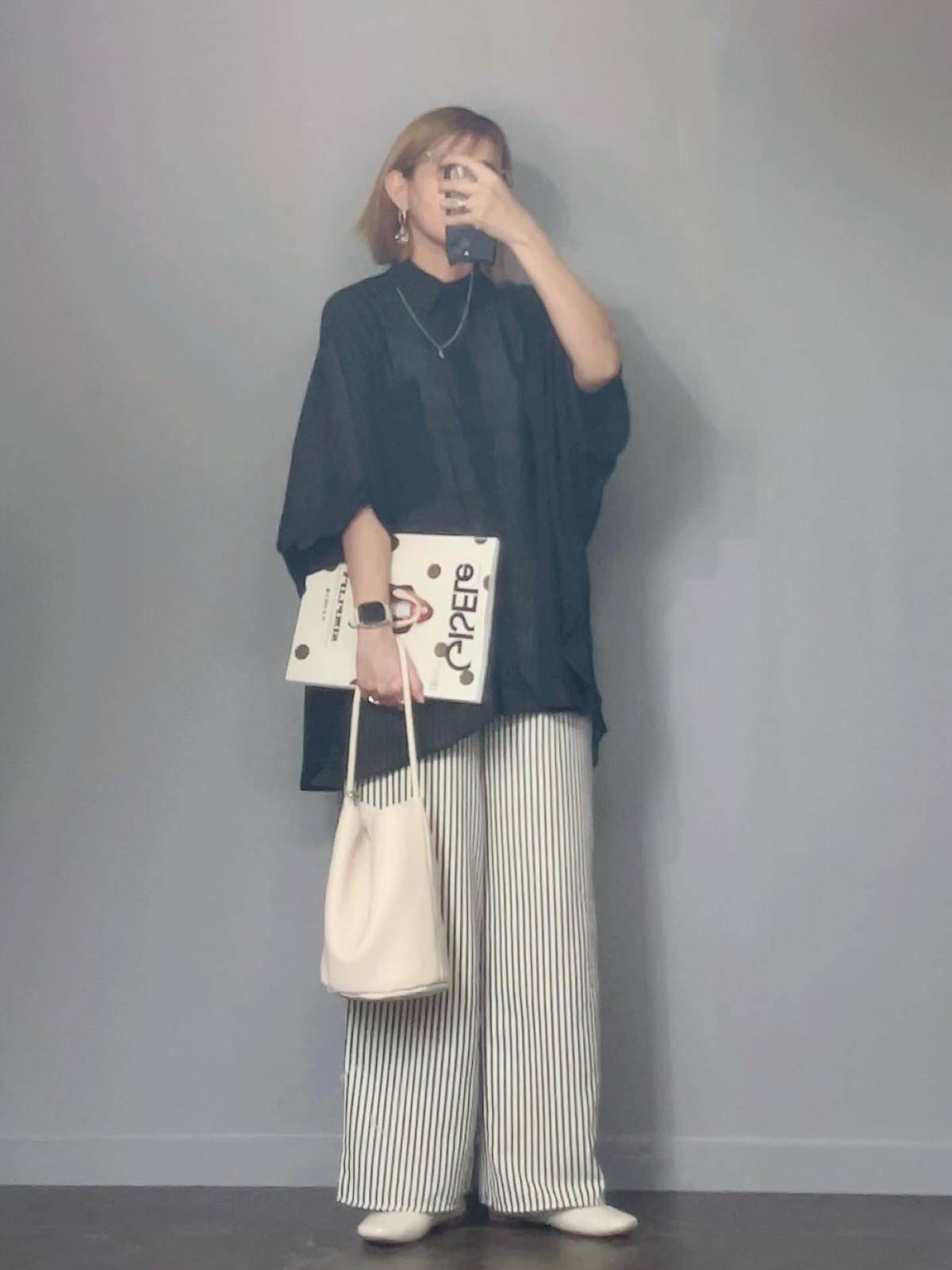 シアーシャツ×ストライプ柄パンツ