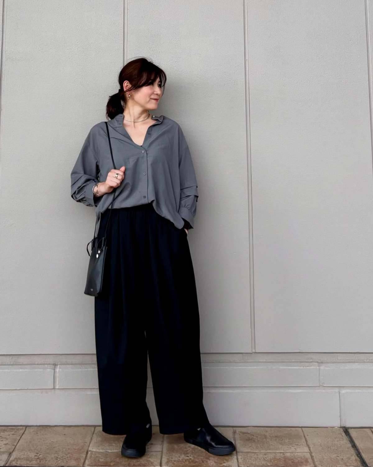 濃色コーデのときは肌見せすると◎