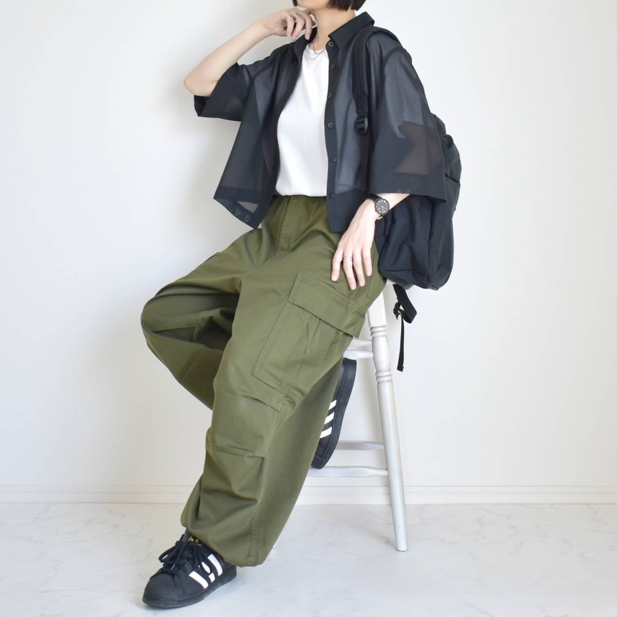シアーシャツ×カーゴパンツ