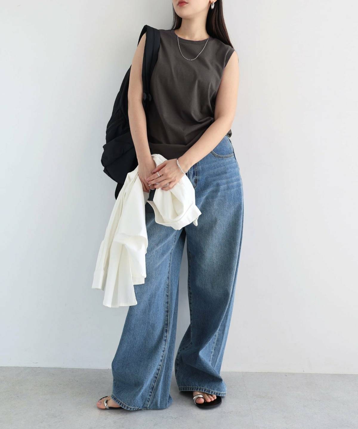 6月の沖縄コーデ ノースリーブトップス×デニム