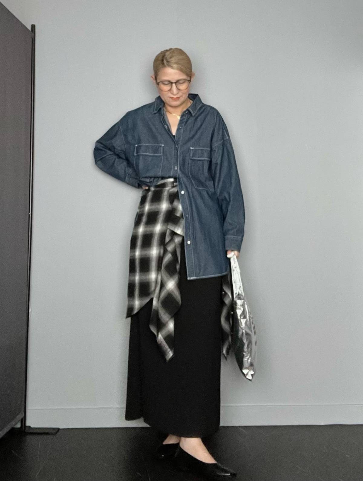 チェック柄のシャツを腰巻きする♪