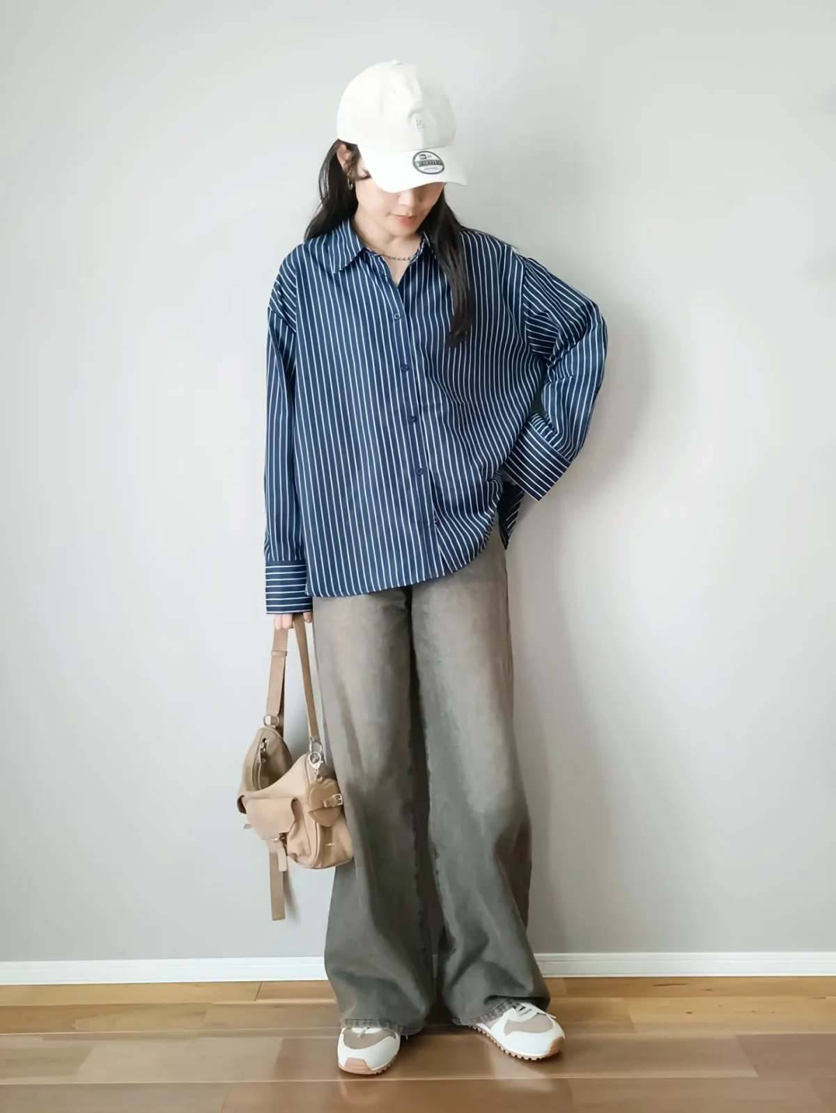 ストライプ柄のシャツ×デニムパンツ