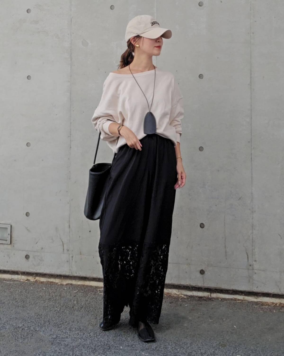 ワンショルトップスを合わせて程よく肌見せする！