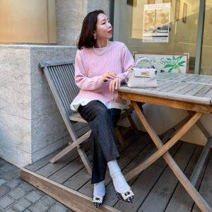 甘すぎないピンクのニットがおすすめ。大人世代におすすめの春コーデ