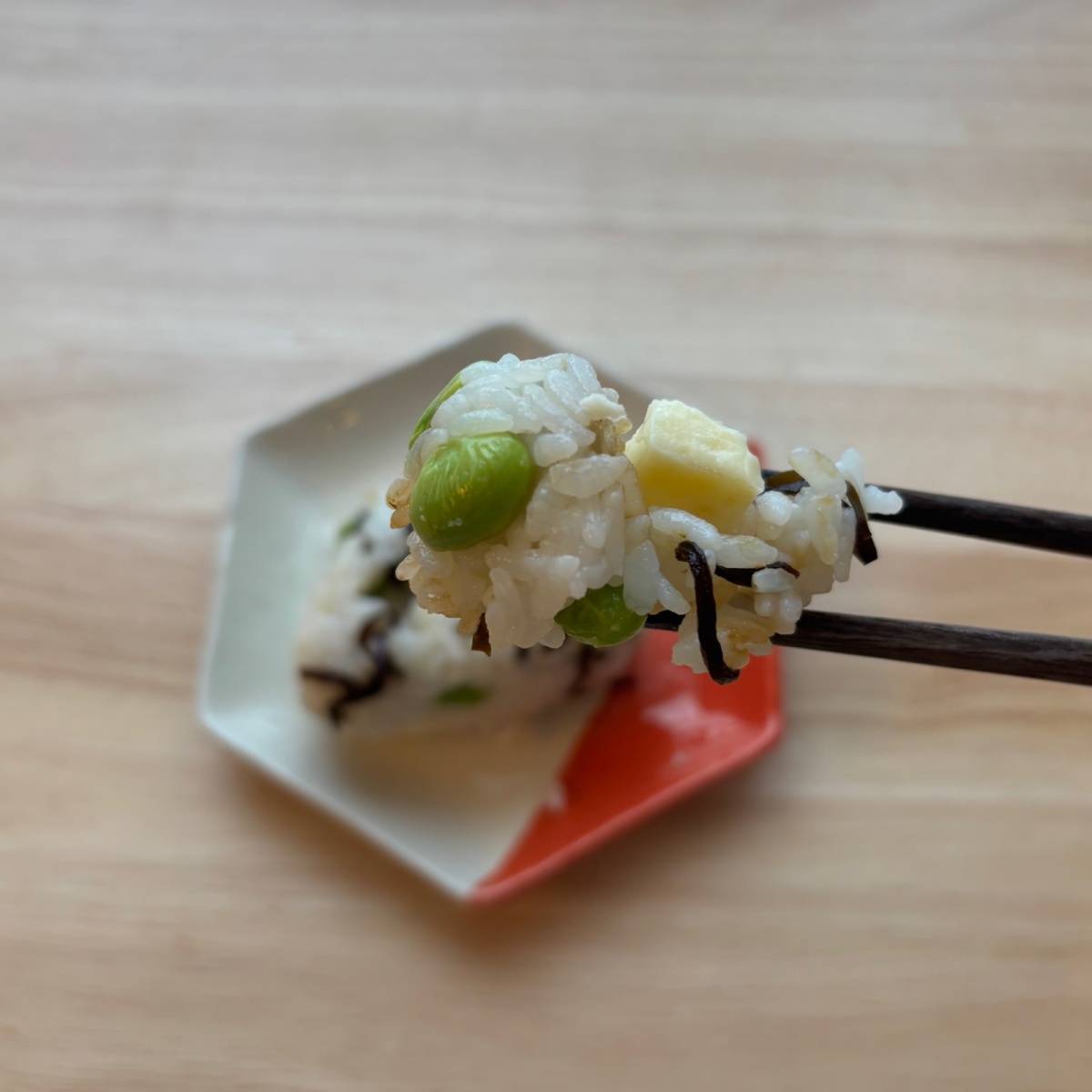 くらこん公式の「塩こんぶと枝豆のおにぎり」のレシピ