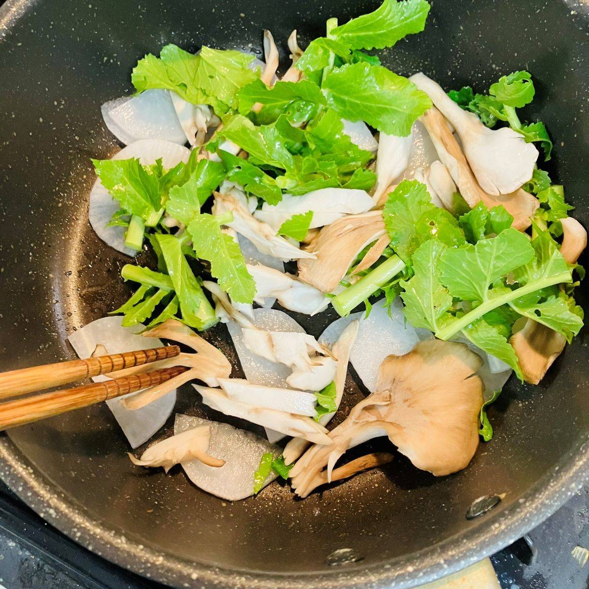 JAグループ公式の「かぶとまいたけ塩昆布の和風パスタ」のレシピ