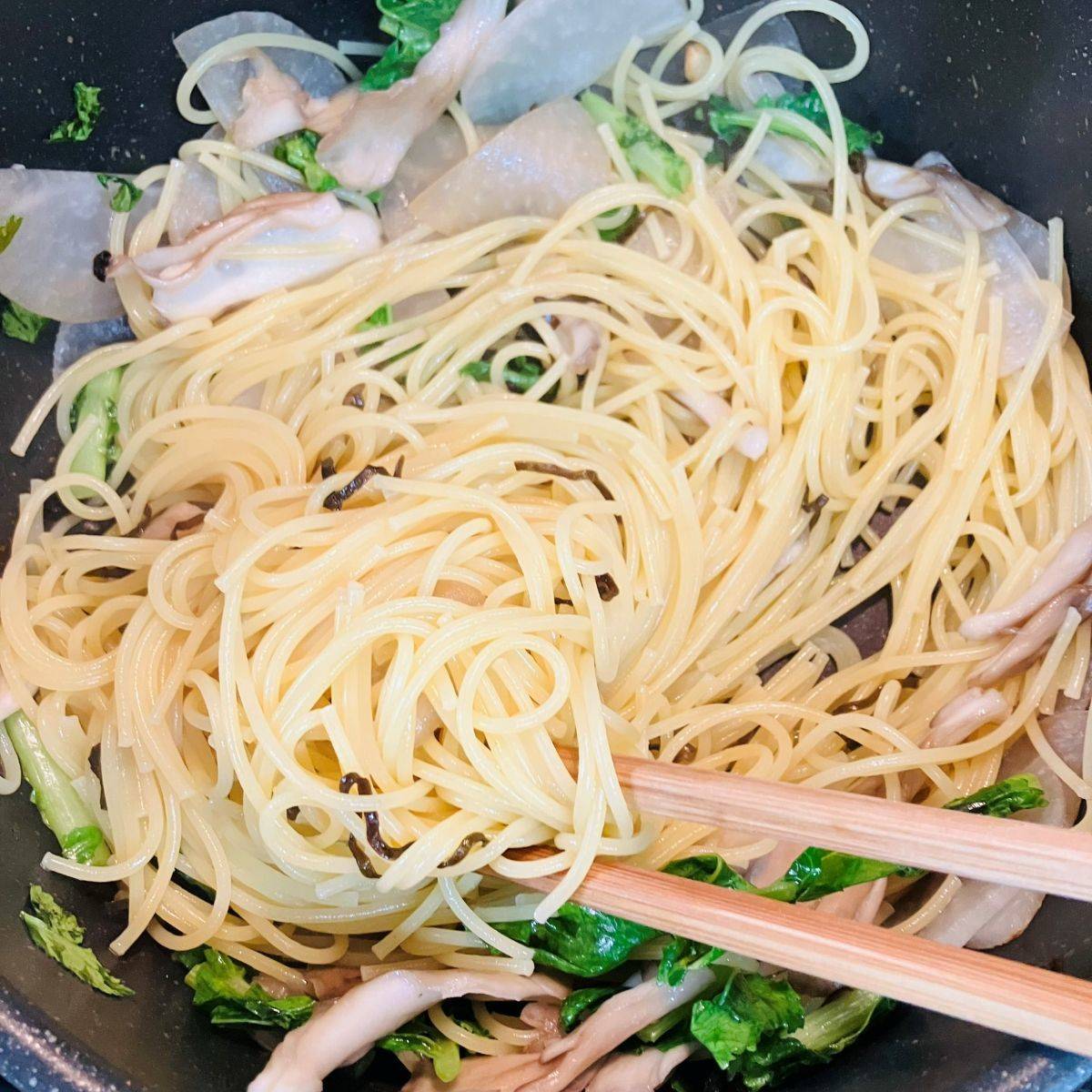 JAグループ公式の「かぶとまいたけ塩昆布の和風パスタ」のレシピ