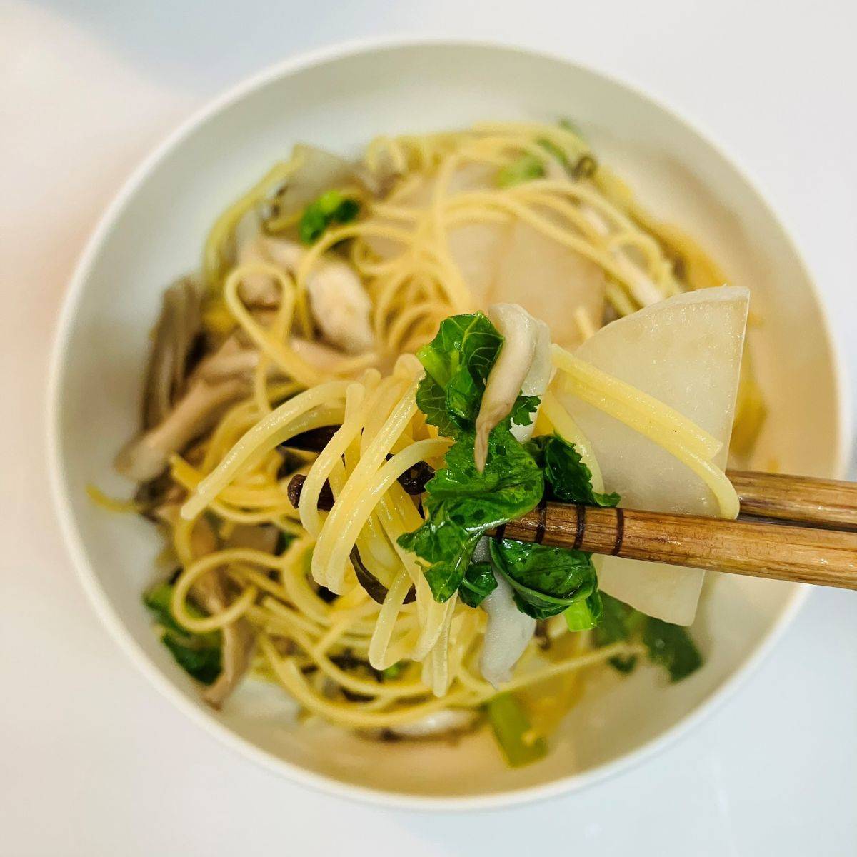 JAグループ公式の「かぶとまいたけ塩昆布の和風パスタ」のレシピ