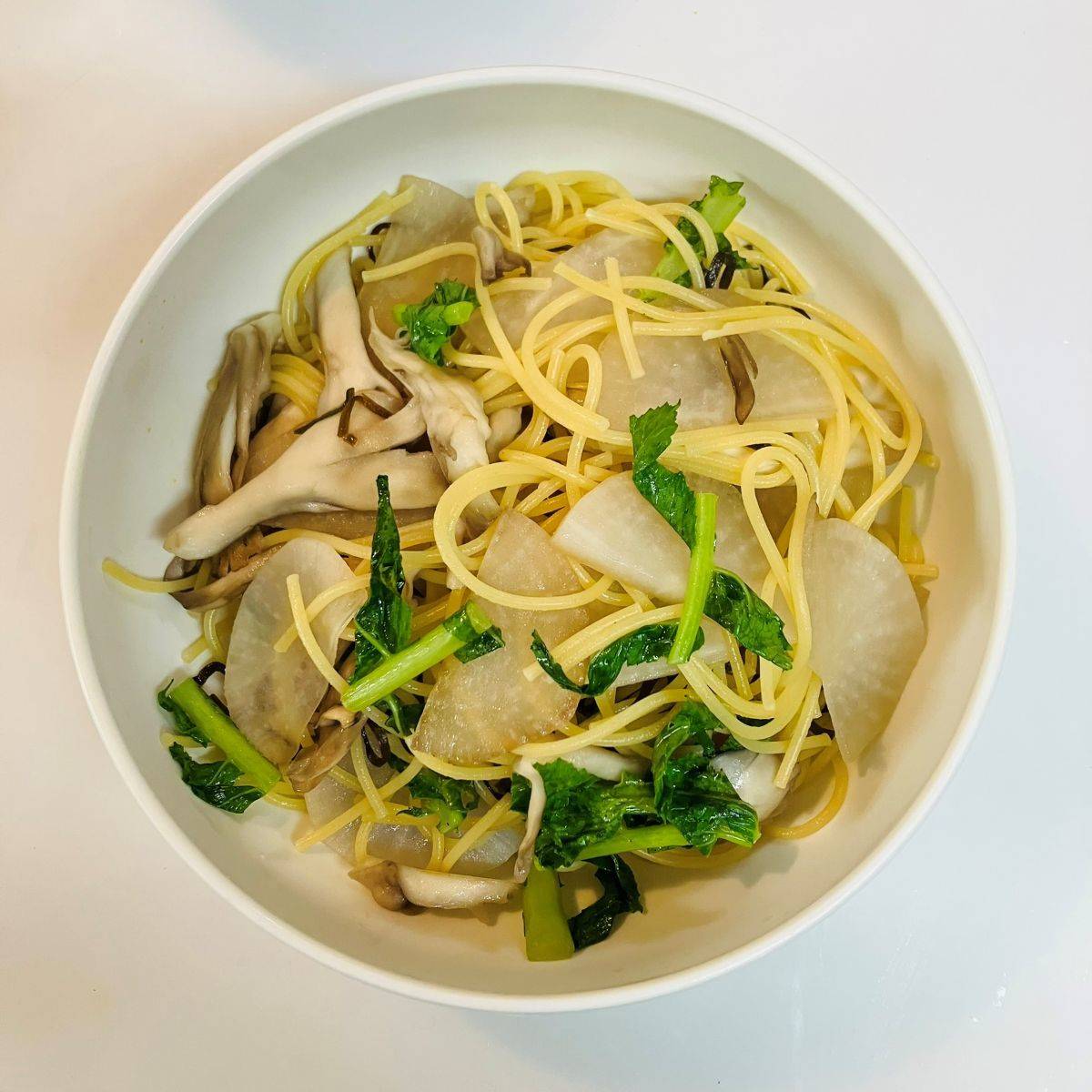 JAグループ公式の「かぶとまいたけ塩昆布の和風パスタ」のレシピ