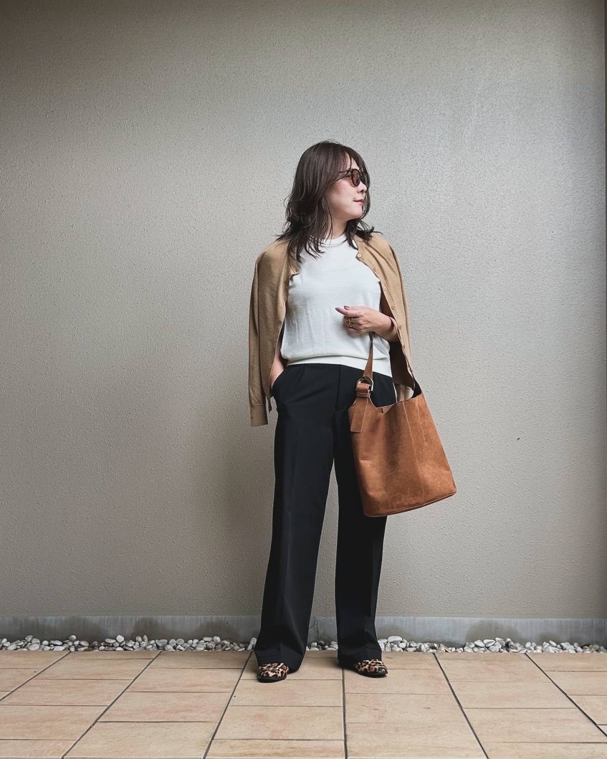 白トップス×ベージュカーディガン