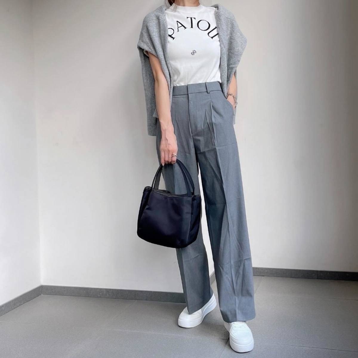 ロゴTシャツの上に肩掛けする！