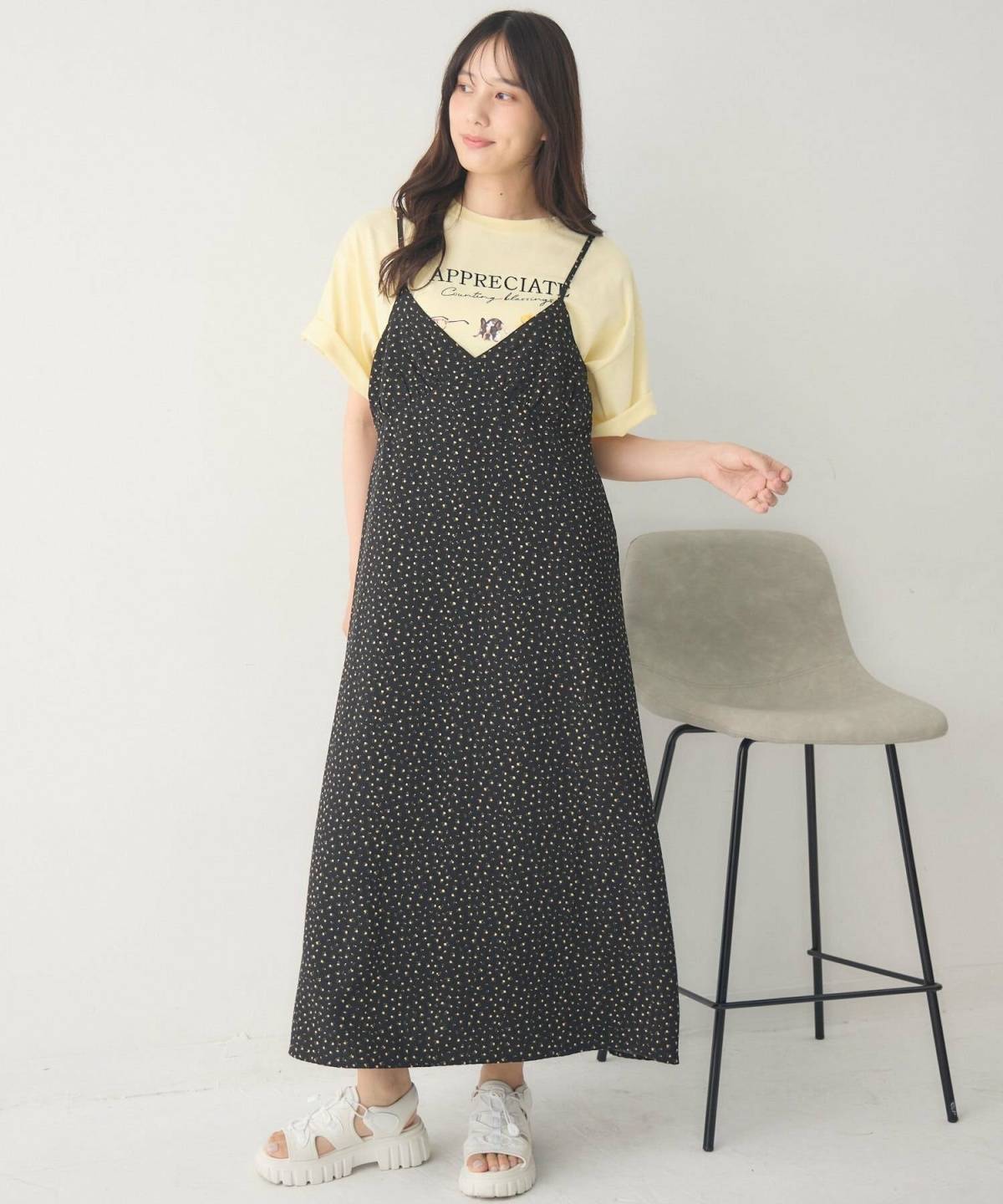 夏のバスケ観戦コーデ カラーTシャツ×キャミワンピース