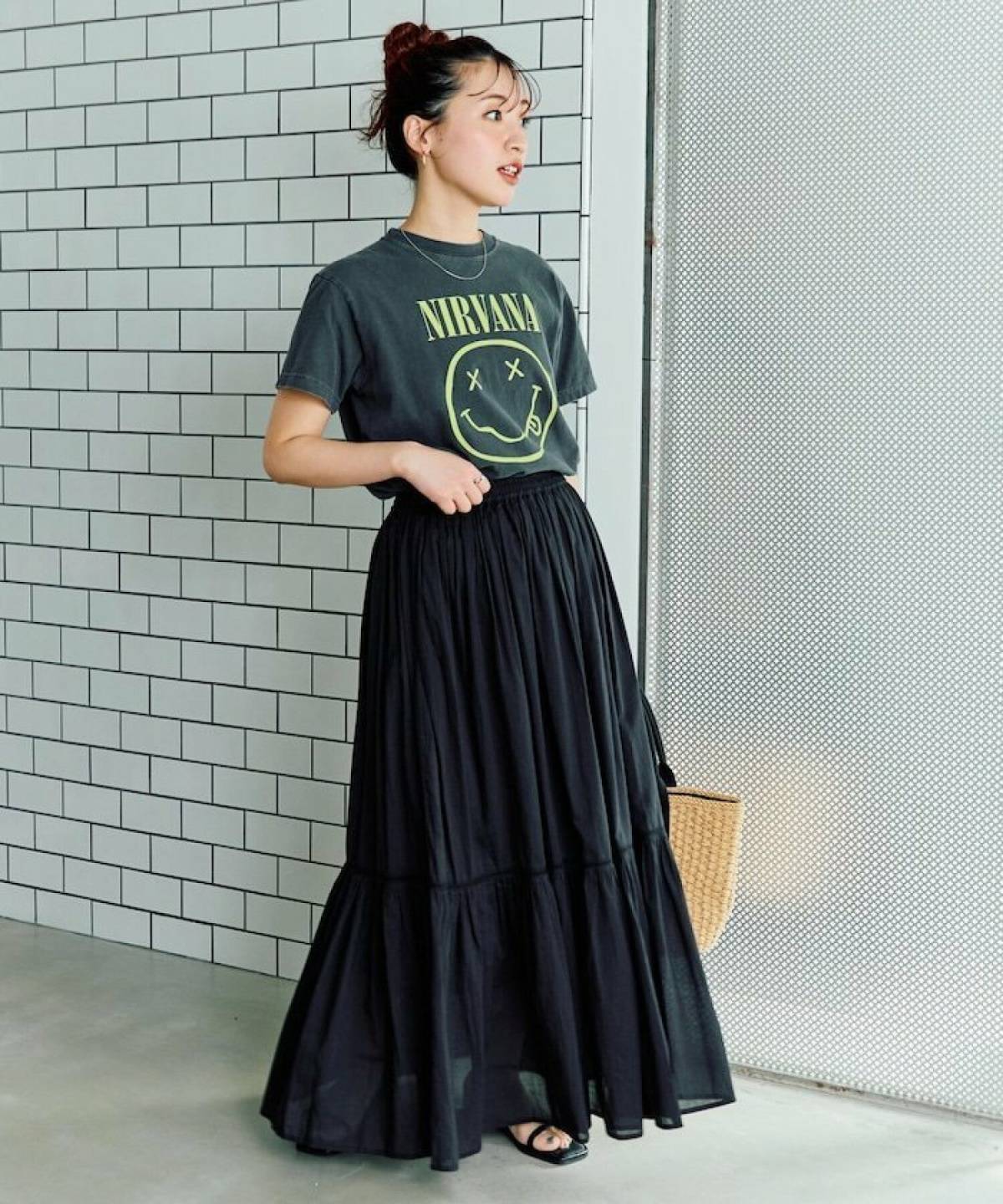 9月の京都の服装 ロゴ入りトップス×ティアードスカートコーデ