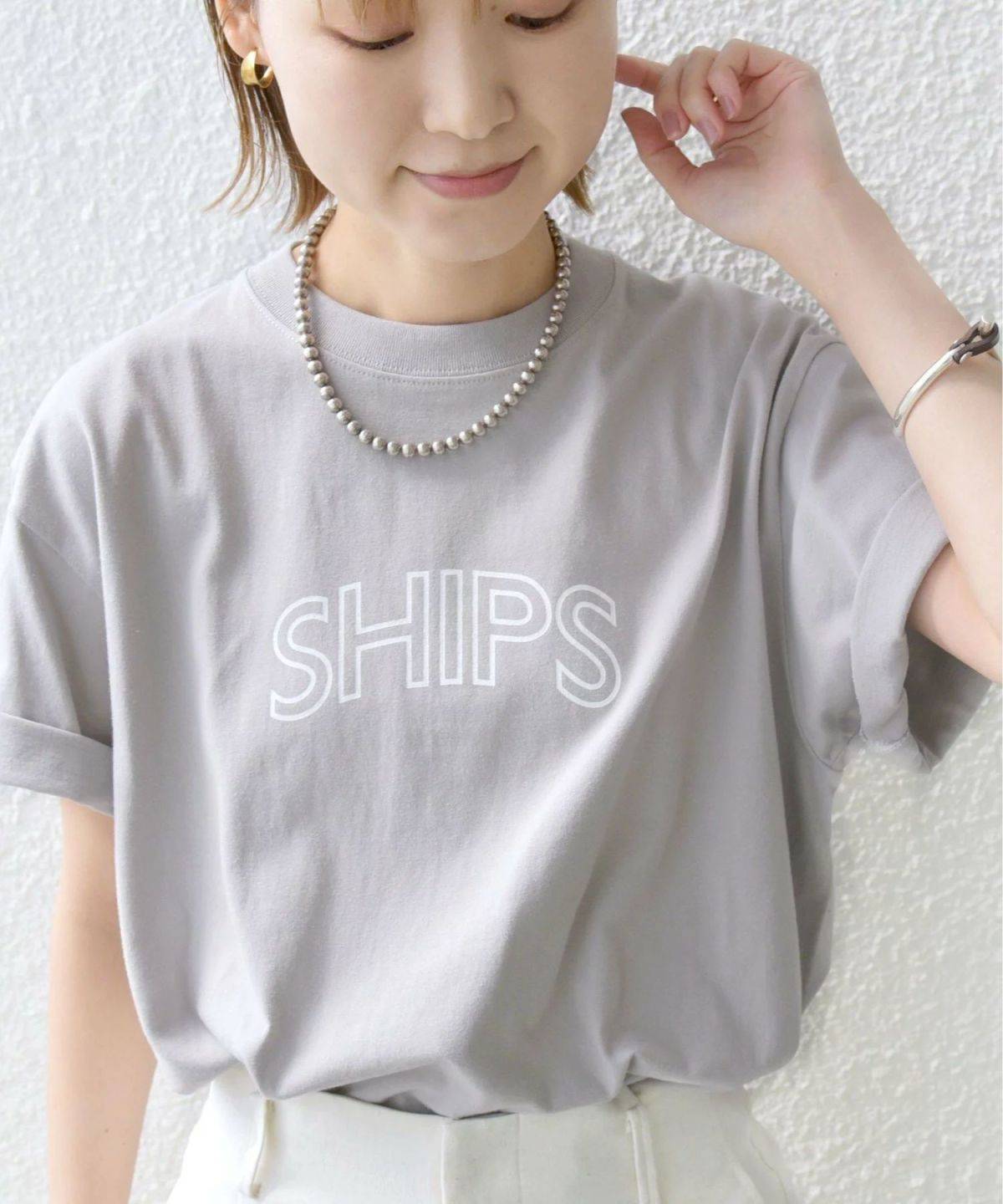 SHIPS WOMEN ラウンド プリント ロゴ TEE