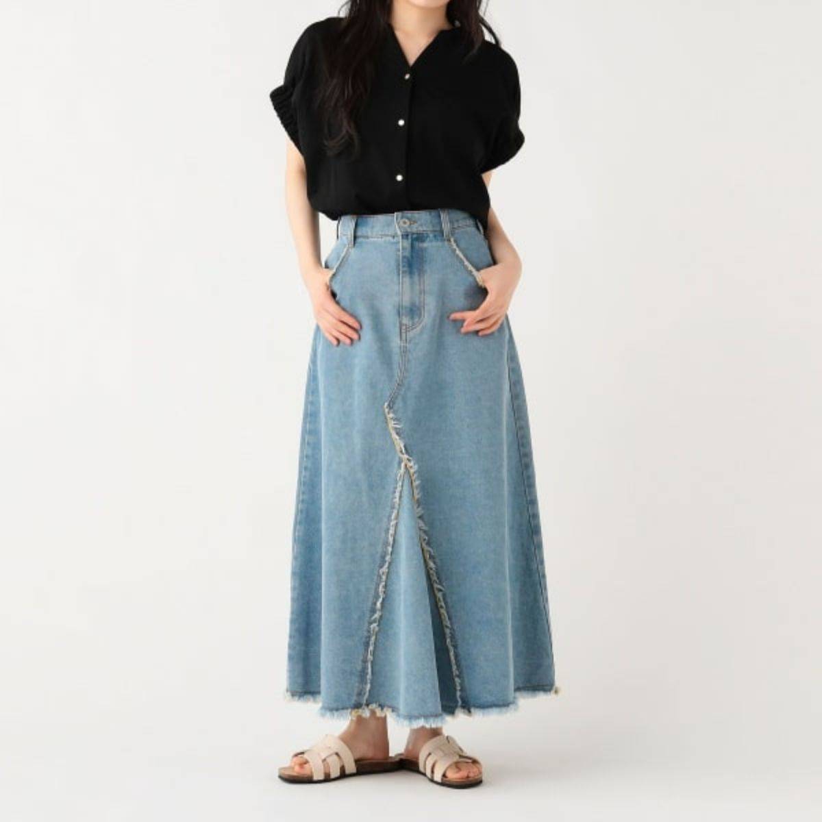 黒Tシャツのレディースコーデ BEAMS HEART スキッパーネック シルケット カットソー