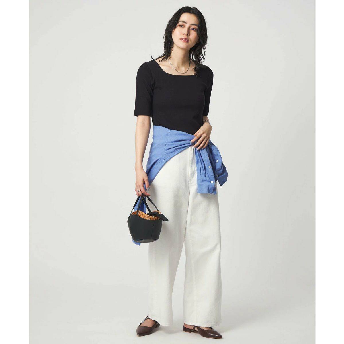 黒Tシャツのレディースコーデ UNITED ARROWS green label relaxing デコルテ フライス Tシャツ